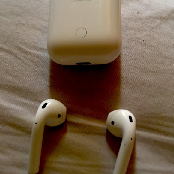 iPhone cases are not new but works great& so do the pods - Picture 2 of 4